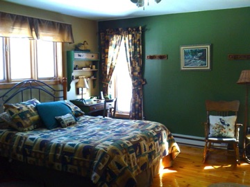 Primary bedroom - 
Queen-size bed